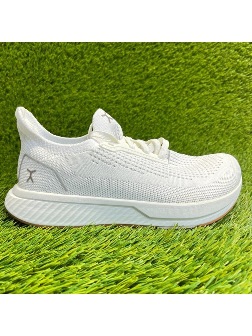 Flux Adapt Runner White Gum Womens Size 7 Running Athletic Walking Knit Shoes